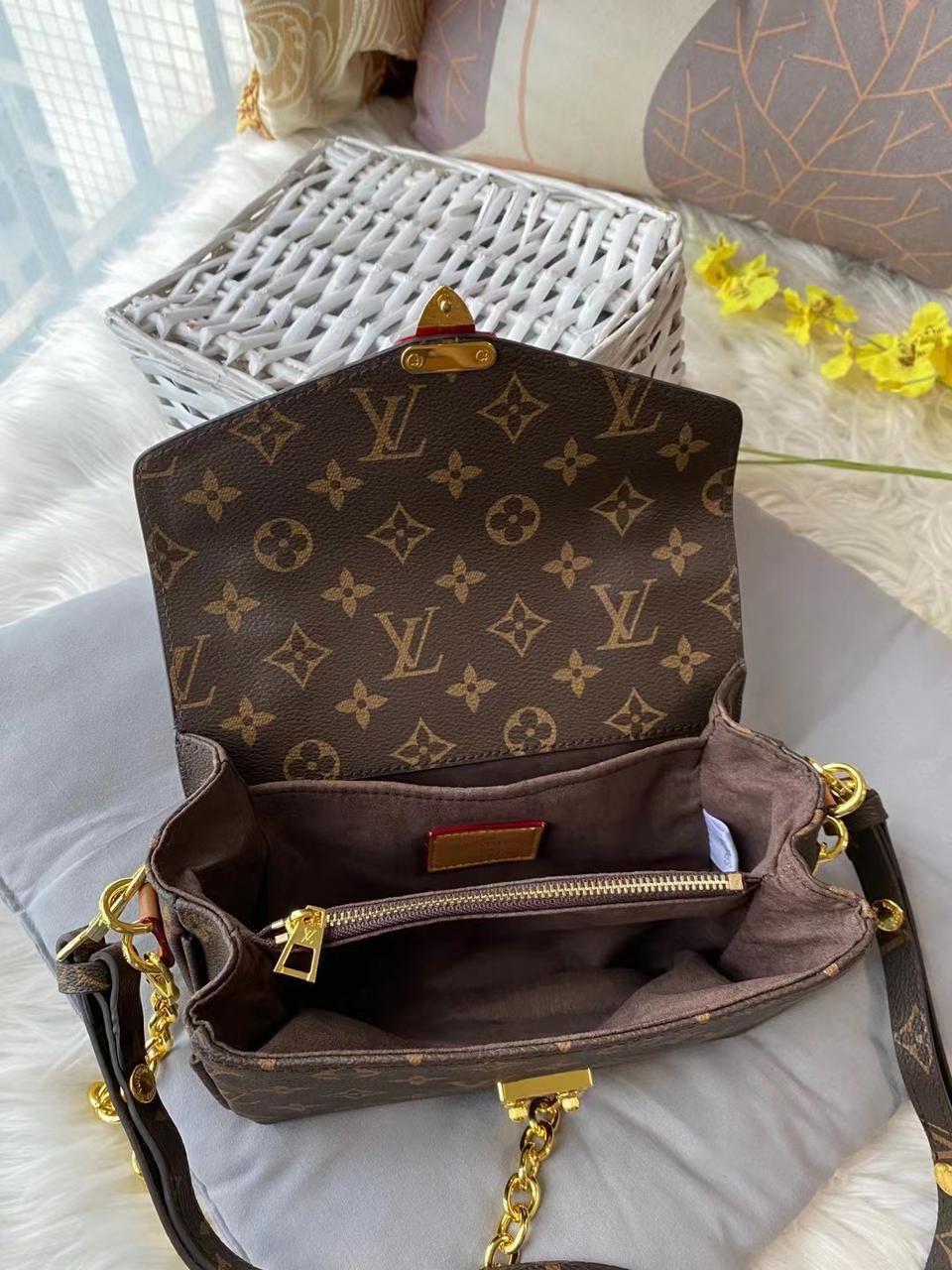 Buy First Copy Louis Vuitton Metis Pochette East West Shoulder Three Way Carry Bag