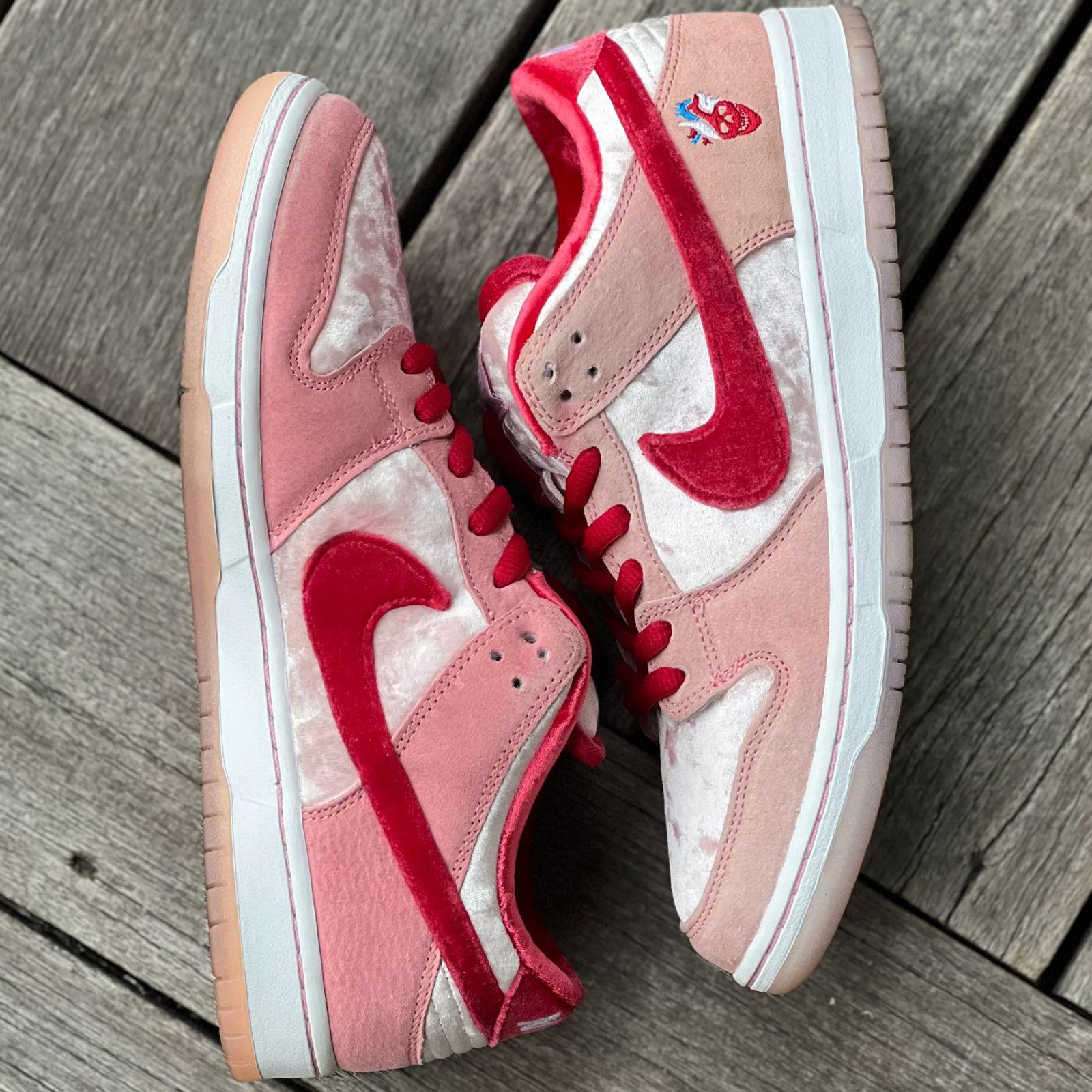 Buy First Copy Nike SB Dunk Low Valentine’s Day For Women - Master Quality 7A Mirror at Lowest Price Online India