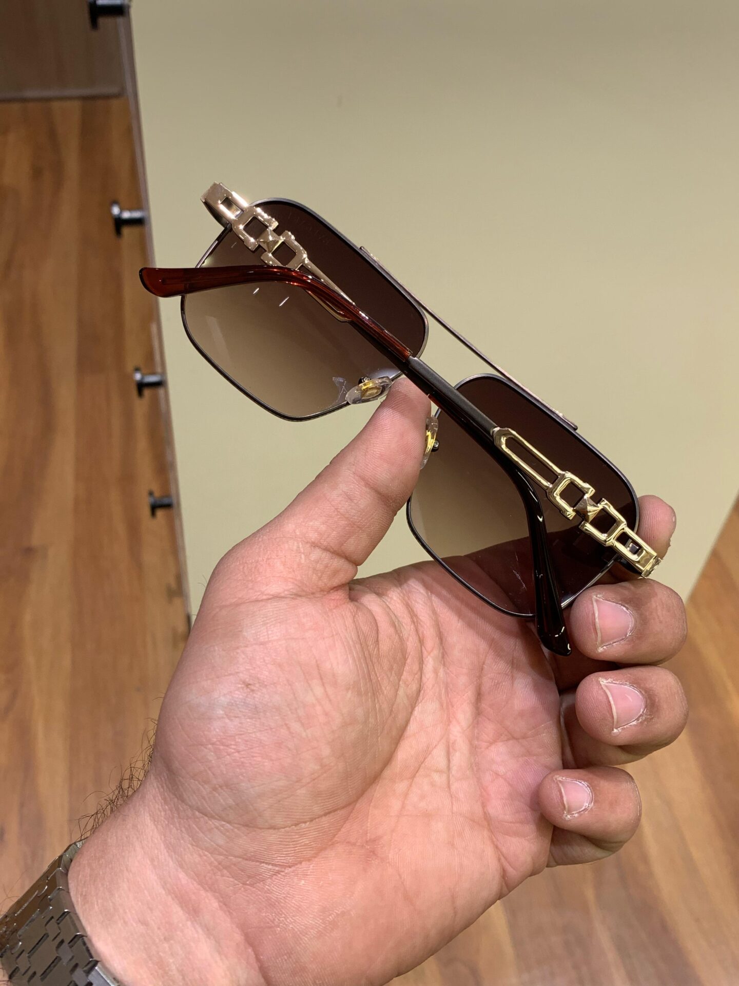 Buy First Copy Unknown Product – additional view showing authentic design. Cash on Delivery available, Free shipping across India, Pan India delivery