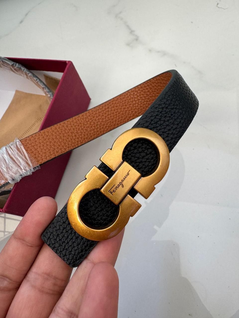 Buy First Copy Salvatore Ferragamo Slim Ladies Belt Black Leather with Iconic Gancini Buckle – premium 1:1 master replica with original box packaging. Cash on Delivery available, Free shipping across India, Pan India delivery, Genuine leather with premium buckle