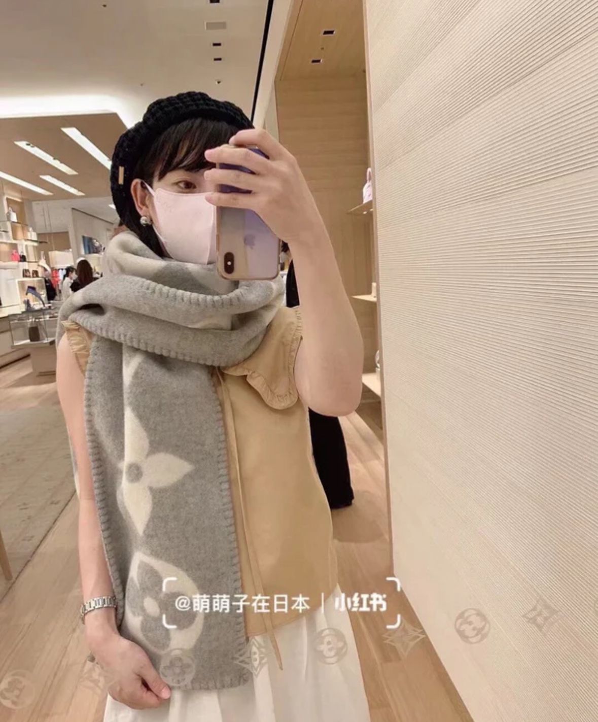 Buy First Copy Louis Vuitton Women Reversible Muffler - Master Quality 7A Mirror at Lowest Price Online India